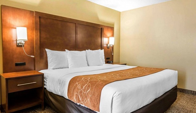 Perfect Getaway! 1 Cozy Unit, Pool, Breakfast, Parking, Close to Attractions.