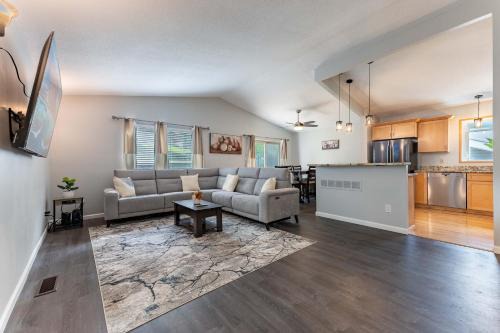 Perfect Getaway 3BR 3BA Home Close to Parks and Shopping