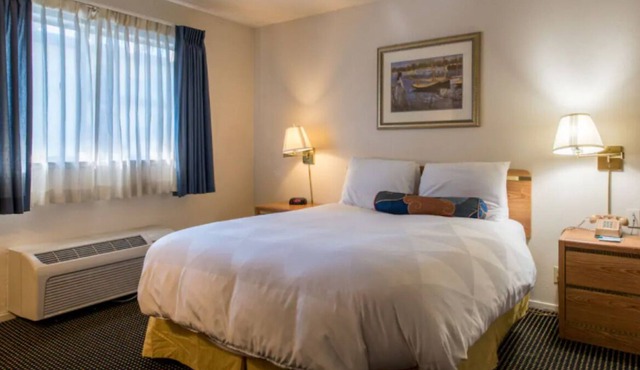 Perfect Getaway! Beautiful Units with Pool! Free Parking, Free Breakfast