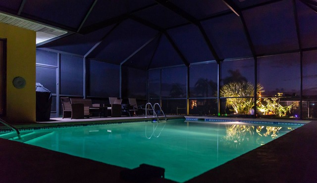 Perfect getaway - Canal front, close to the beach