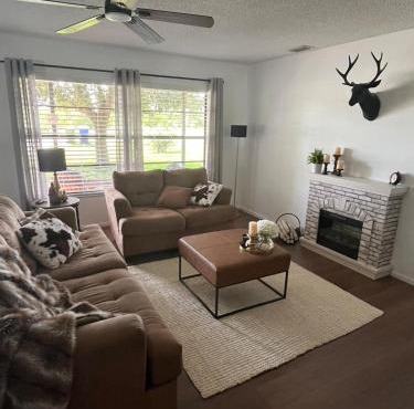 Perfect getaway Cabin style, 2 bedrooms canal front Home
