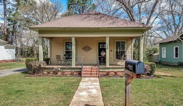 Perfect Getaway! Centrally located to downtown shops, dining, and activities!