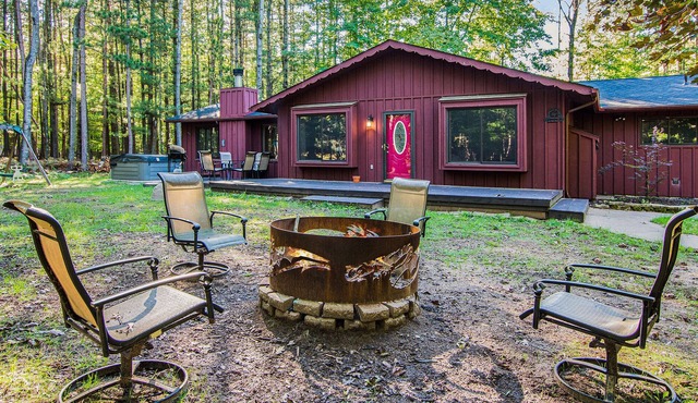 Perfect Getaway Cottage with Private Lake Access!