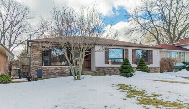 Perfect Getaway for the Family: Spacious, Cozy 2-Bedroom Private Basement !
