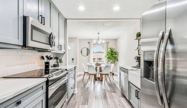 Perfect Getaway!: Hot Tub, Lounge Deck & only 5 min to beach.