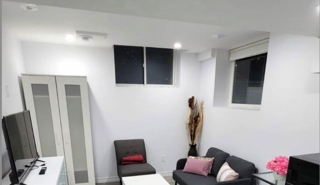 Perfect Getaway near Niagara! *New & Modern unit*