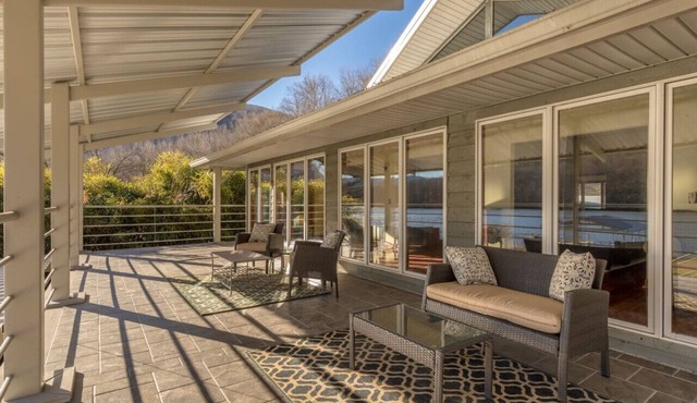 Perfect Getaway on the Water Beautiful Gorge Views 11 miles to Downtown
