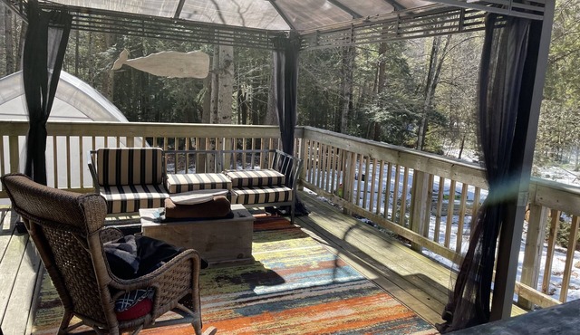 Perfect Getaway Only 60 min From Toronto. Next to Ste. Anne's Spa.