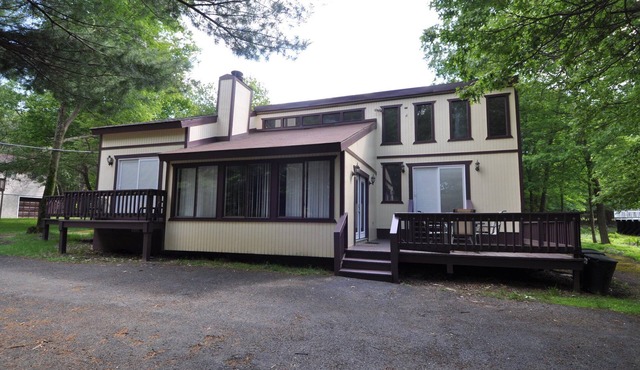 Perfect Getaway In The Poconos! (House #1) HotTub ! Gameroom! WiFi !