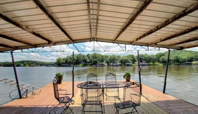 Perfect getaway! Quiet cove, large dock, great fishing, boat ramp on property.