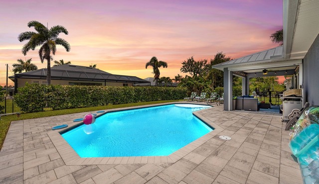 Perfect Getaway, Winter or any time, Sunny, Clean, Spacious & Ideally Located!