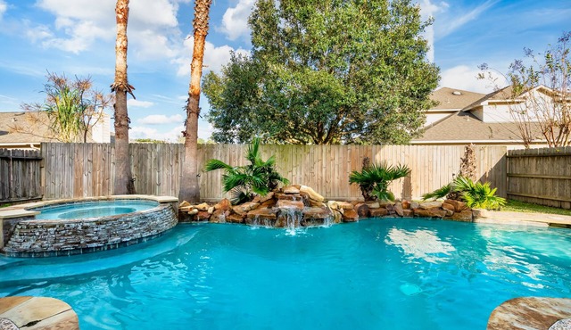 Perfect getaway with pool,hot tub and private gym