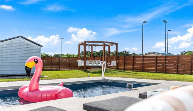 Perfect Group Getaway W/Heated Pool & Outdoor Patio! 🌅