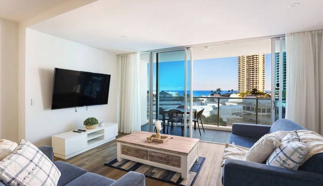 Perfect H Tower Getaway: Pool | Gym| | Balcony