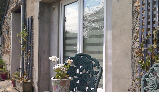 Perfect hideaway in a rural setting, yet only a 10 minute walk to the village.