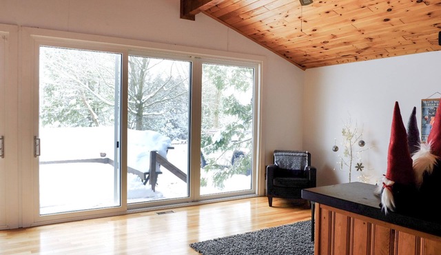 Perfect hideaway: all-season, open concept cottage overlooking Lake Eugenia