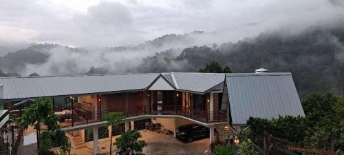 Perfect Hill View, Durian Orchard Farmstay within the mountains