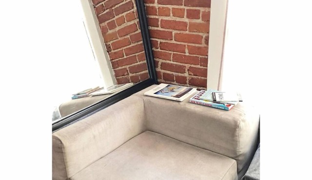 Perfect Hollywood Studio in a great location!