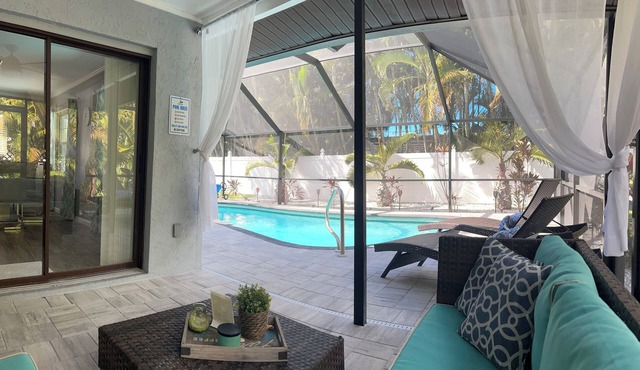 Perfect home away, modern amenities, ~ Heated Pool ~ Close to S. Venice Beach