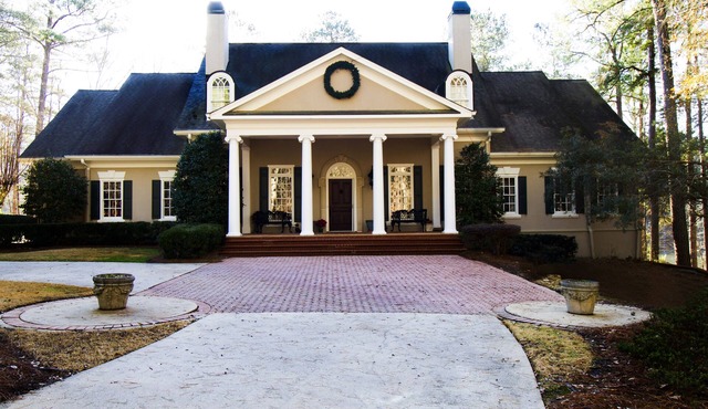 Perfect Home in Reynolds, for Corporate Masters Golf Trips. Great mancave!