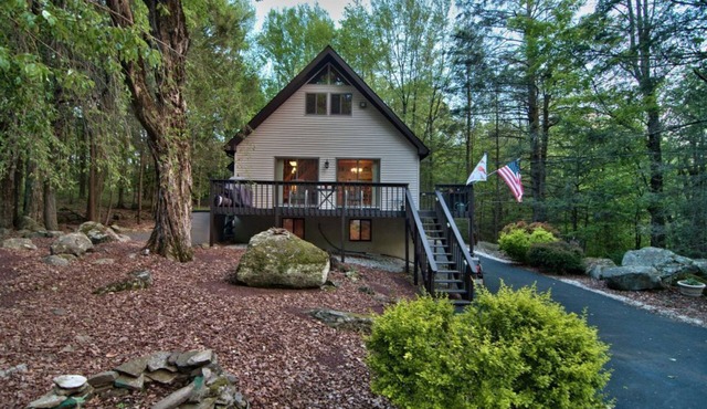 Perfect Home in The Hideout, walk to Marina, lake views, quiet road, amenities!