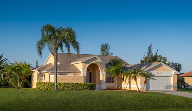 Perfect home on the canal, Terrace, pool, south facing, WiFi, SW Cape Coral