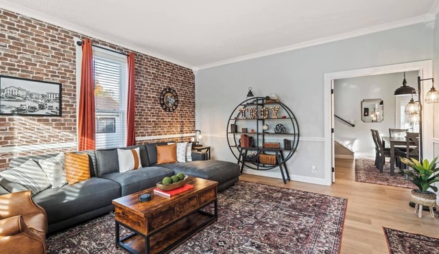 Perfect Home! Porch, yard, firepit & BBQ. Walk to town. Great for families and professionals