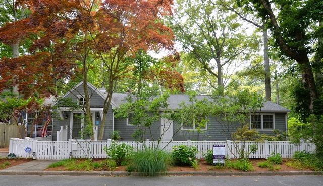 PERFECT IN "THE PINES"- Walk to Beach, Shops & Restaurants-134 Henlopen Ave