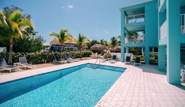 Perfect Island Getaway! 2 Studio w/Kitchen & Resort amenities - Onsite Parking!
