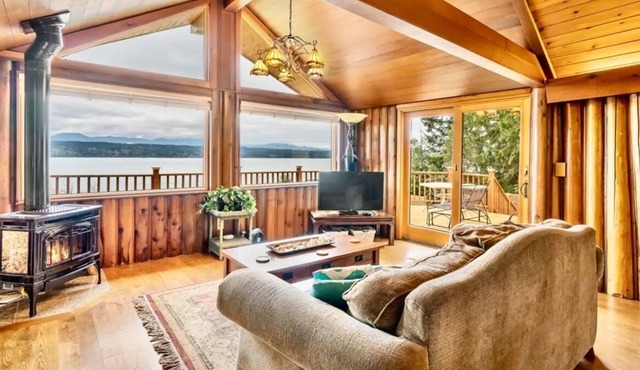 Perfect Kitsap Peninsula Private Waterfront Cabin!