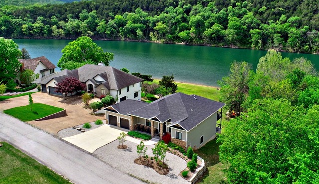 Perfect Lakefront 5BR Luxury Home-Wow Views, Fire Pit, Kayaks,Best Shore Access
