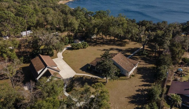 Perfect Lakefront Getaway on clear deep private lake 20 min from Gainesville