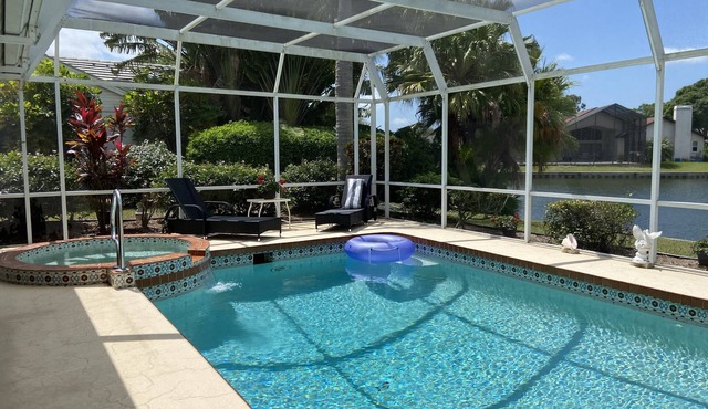 Perfect Lakefront Home Close to Sarasota's White Sand Beaches, UTC, & Golf