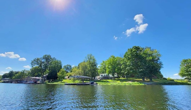 Perfect Lakeside Retreat at Lake of Egypt-Huge home for 2 Families, Dock & Beach