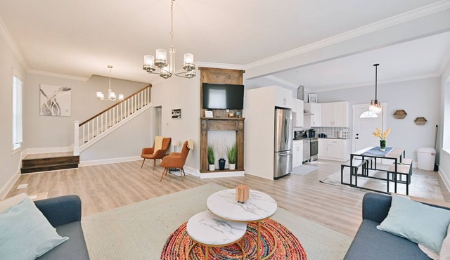Perfect Large Downtown Indy Home - Sleeps 16 - Luxury, Clean & Central Location