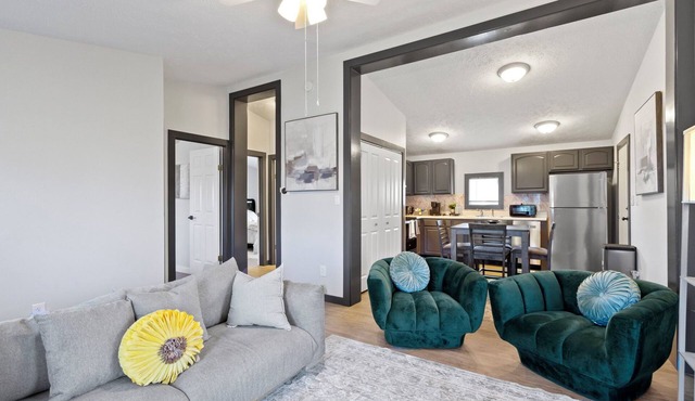 Perfect Large Group Getaway Near Grand Park, Ruoff Music Center