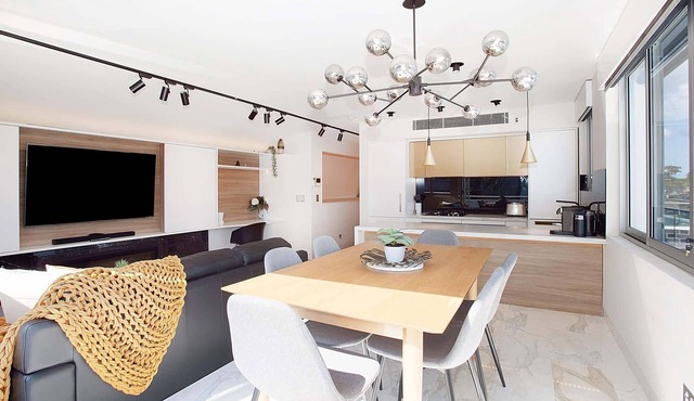 Perfect Located 2-Bed with Spacious Balcony & BBQ