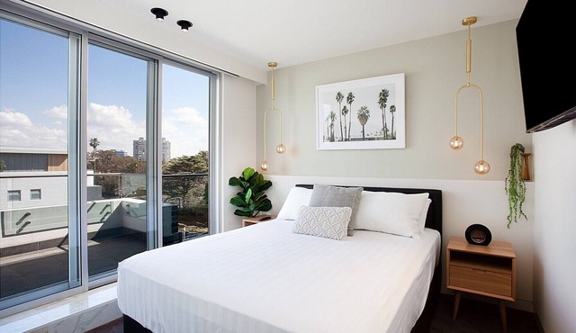 Perfect Located 2-Bed with Spacious Balcony & BBQ