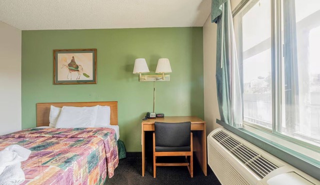 Perfect Located Barstow One Queen Deluxe Room for History Buffs