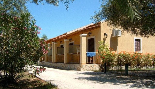 Perfect located holiday apartment | directly at the sea | own beach access | Wif