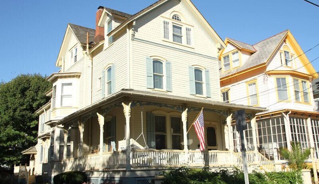 Perfect location, 1/2 block to beach and mall, parking 5 cars, big porch/yard