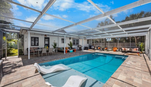 Perfect location 6 Bedroom, 4 Bathroom house. GameRoom,HeatedPool. 5min to Beach
