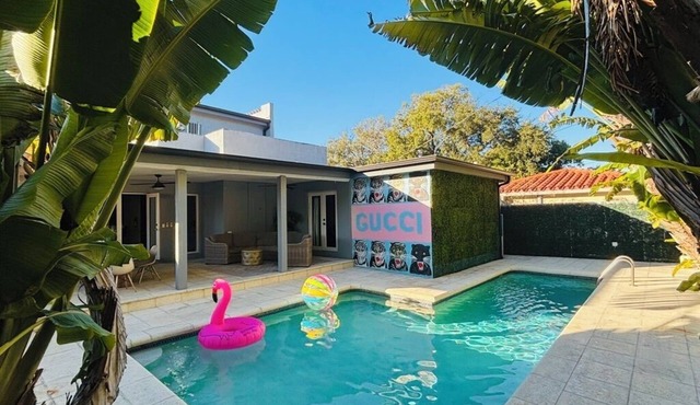 Perfect Location, 6 Bedrooms, 11 Beds, & The Pool - Welcome to the Gucci House!