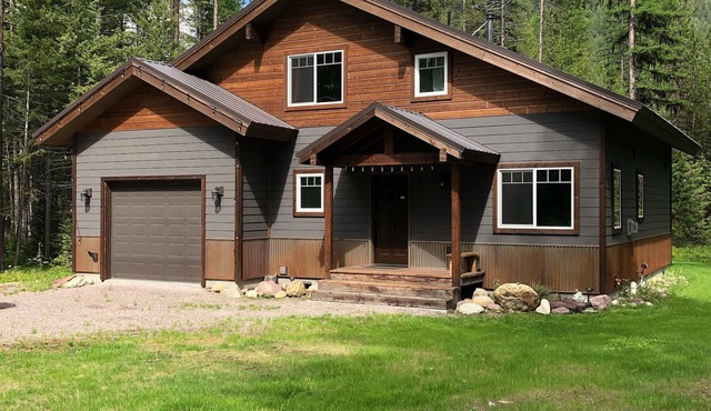Perfect location between West and East Glacier Park entrances and next to river!
