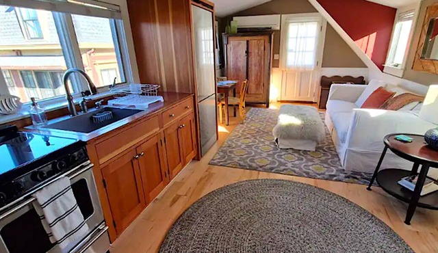 Perfect location! By Beach, Harbor & Town! Gorgeous Gingerbread Upstairs Aptmt