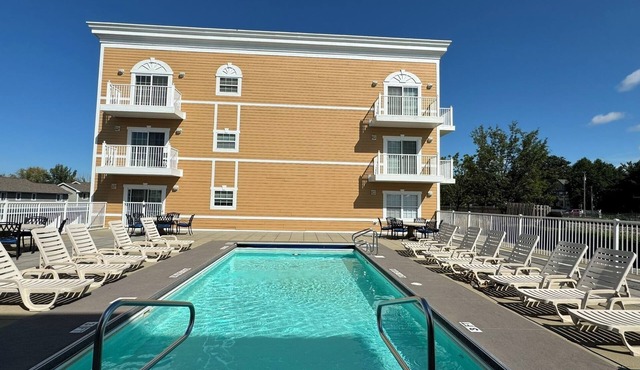 Perfect Location Condo Pools Walk to all Beach 1.5 blk