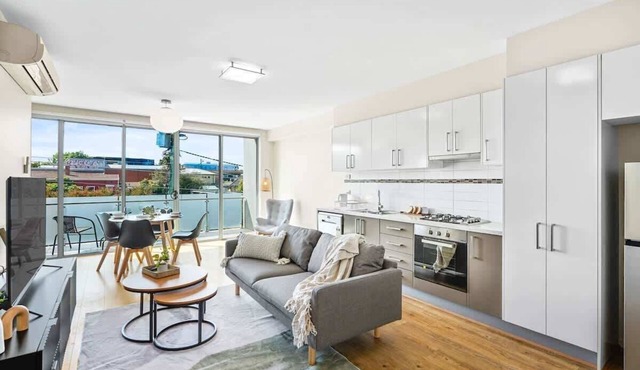 Perfect Location! Cozy Townhouse McKinnon Station