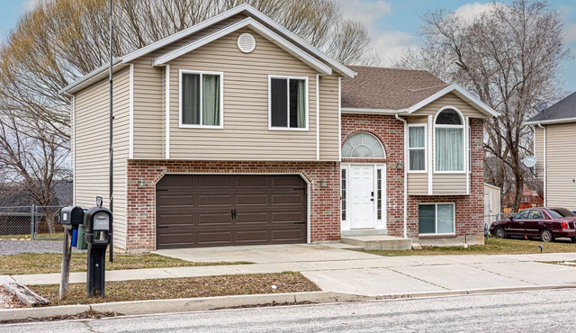 Perfect Location, mountain views w/ fenced yard