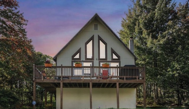 Perfect location, near skiing and indoor waterparks with a private hot tub!