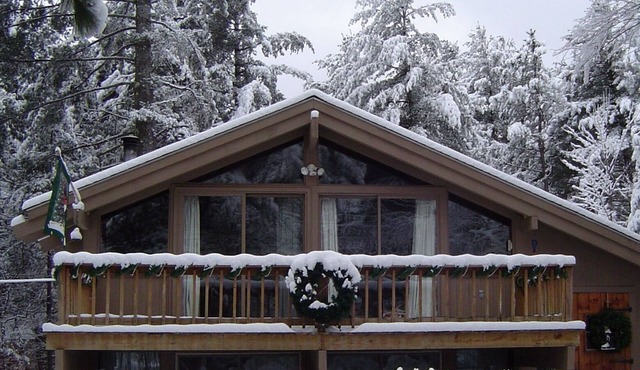 PERFECT LOCATION ! ONE MILE FROM NORTH CONWAY WITH A SECLUDED FEEL !